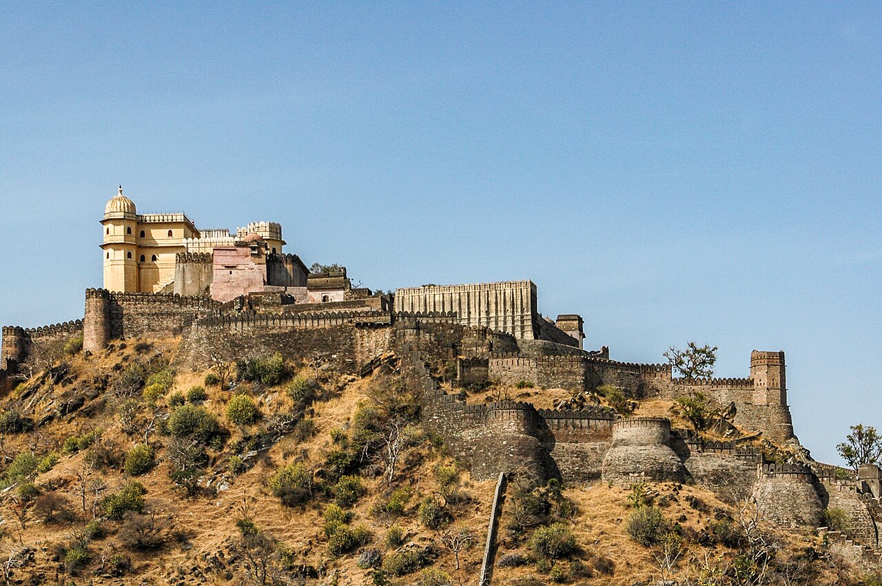 Great Wall of Kumbhalgarh Fort winding across the rugged Aravalli mountain ranges