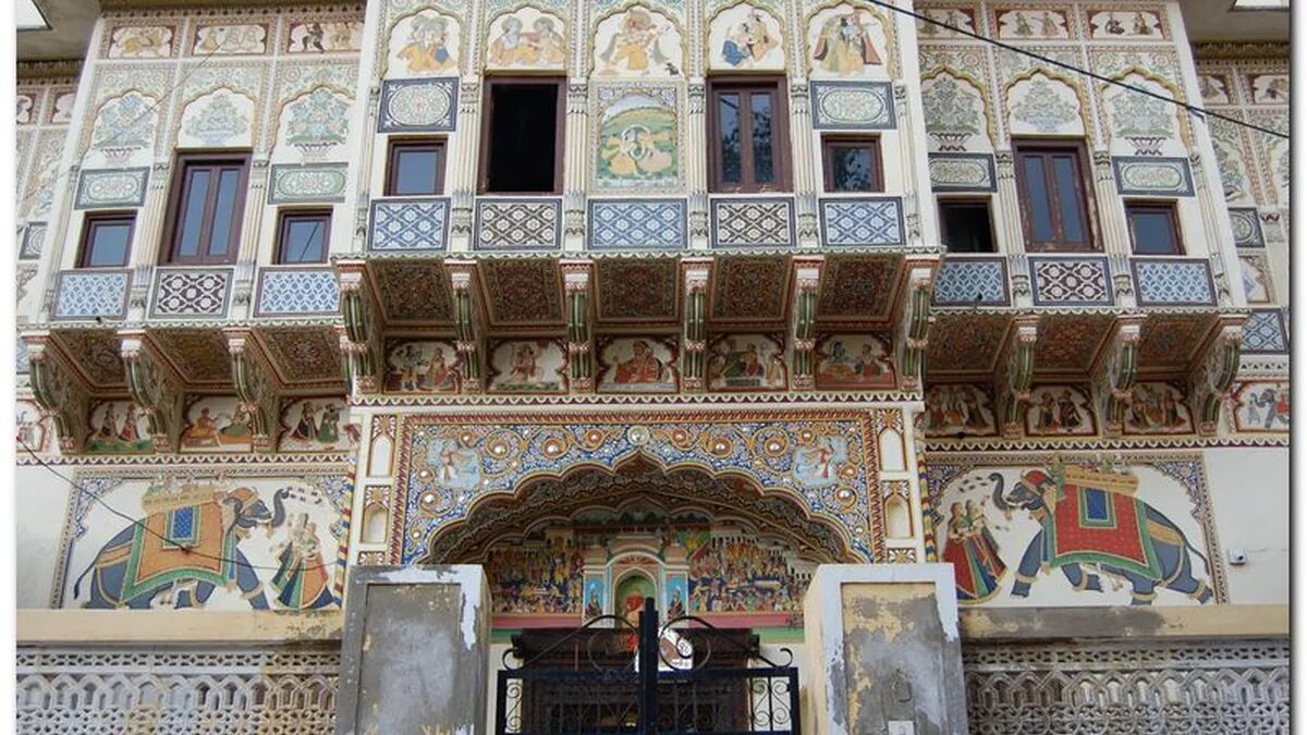 Fresco-painted haveli in Mandawa on a Jaipur to Mandawa Shekhawati same day tour