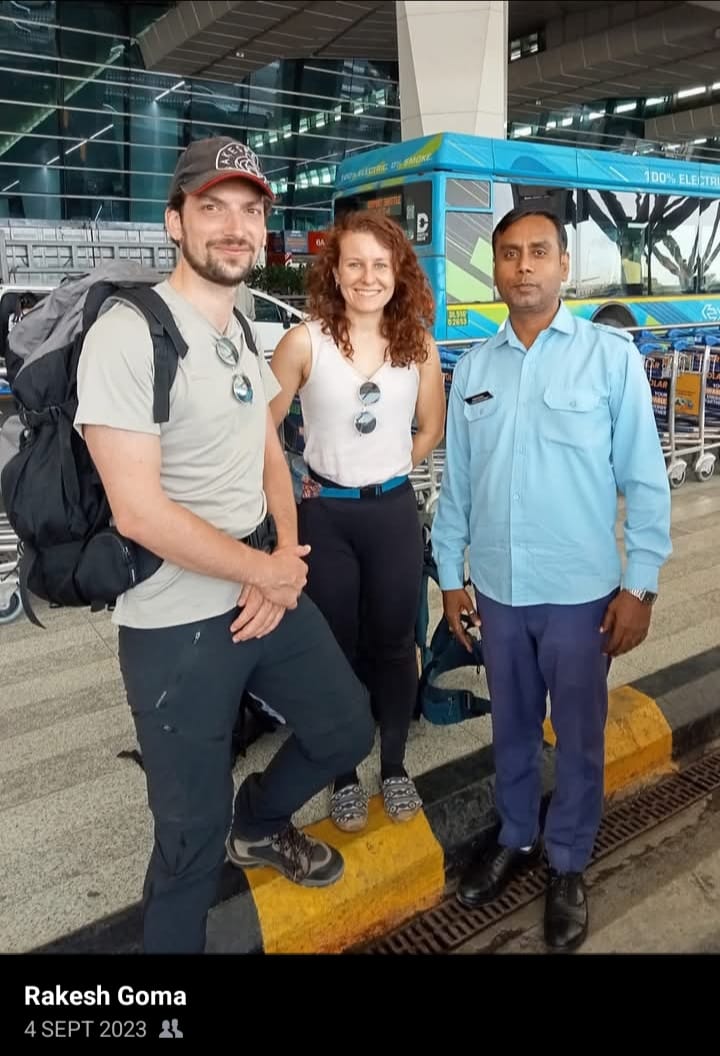 Foreign tourists on a same day Delhi to Agra tour with private driver